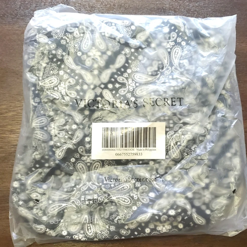 New Victoria's Secret Black & White Bandana Backpack Purse - Picture 8 of 8